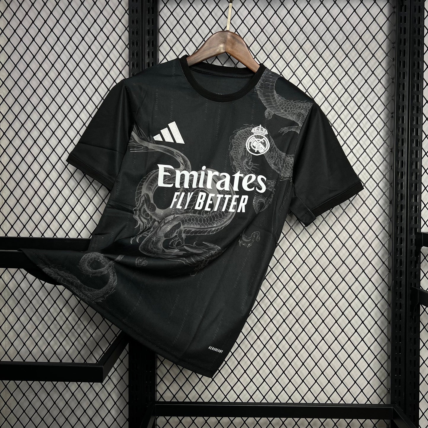 Real Madrid Edición Especial "All Black Dragón" 2024/25 Versión Fan