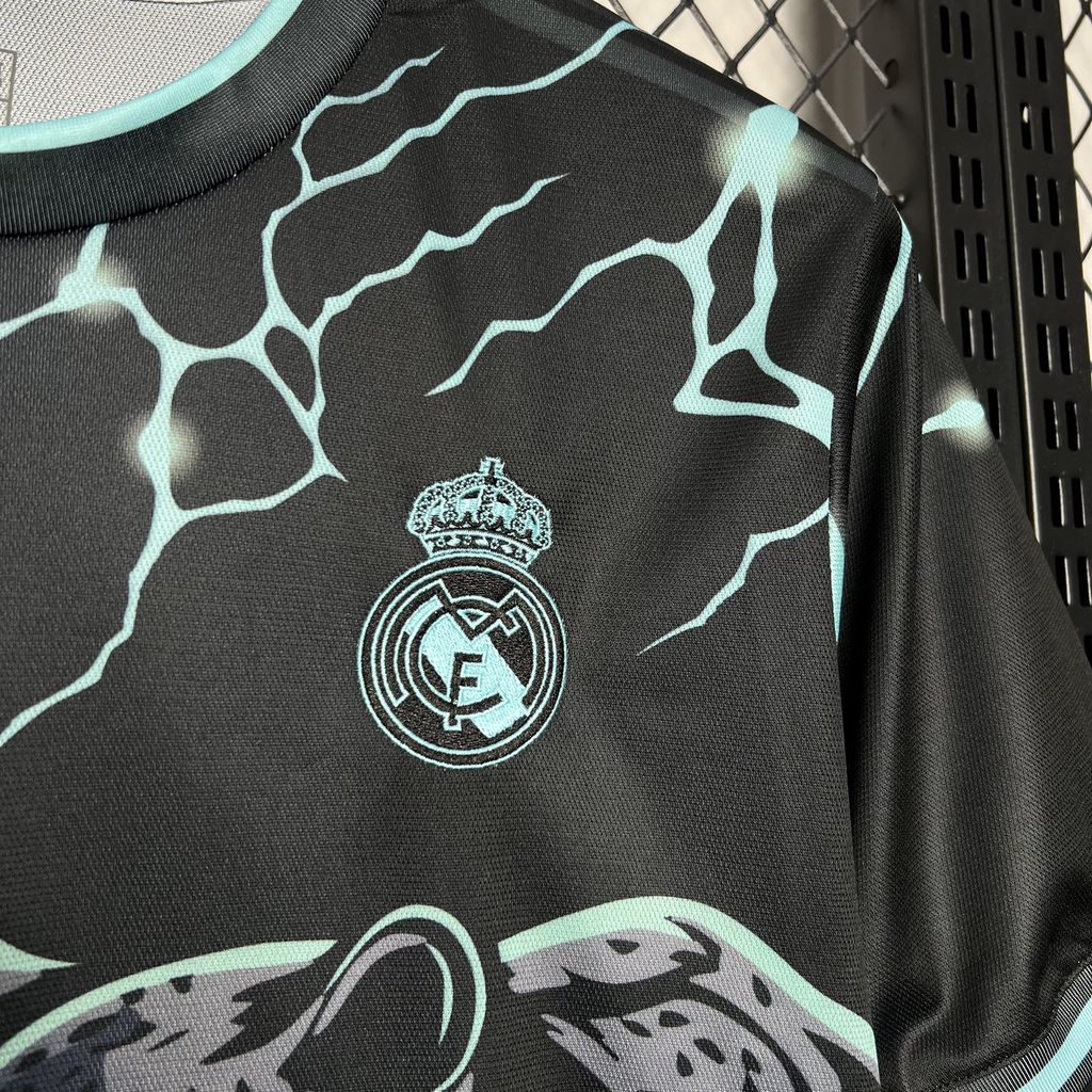 Real Madrid Edición Especial "Green Panther" 2024/25 Versión Fan