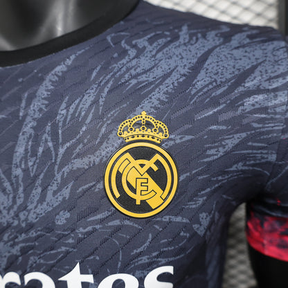 Real Madrid Edición Dragón Rojo y Negro 2024/25 Versión Jugador