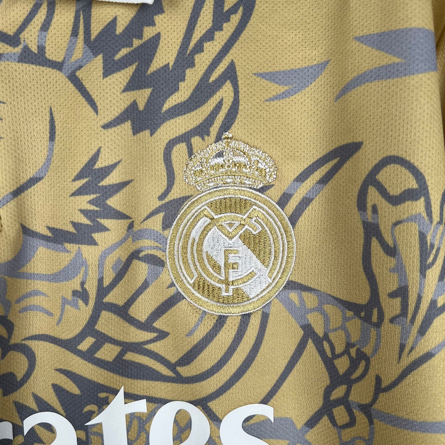 Real Madrid Edición Especial Dragón Dorado 2023/24 Versión Fan